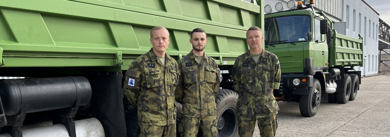Příslušníci Správy letiště Pardubice před odjezdem