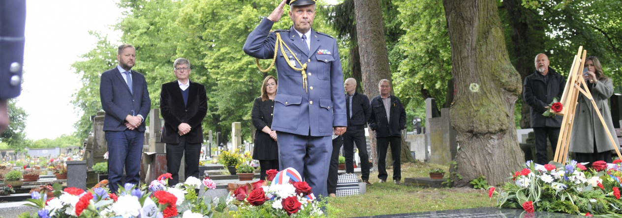 Zástupce velitele Správy letiště Pardubice, major Ing. Ladislav Hrabala u pomníku