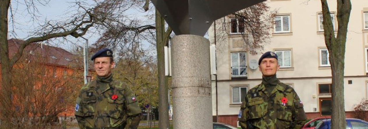 cestna_straz_u_pamatniku_letcum_a_parasutistum_na_dukelskem_namesti_2.jpg