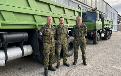Příslušníci Správy letiště Pardubice před odjezdem
