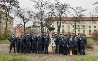 Příslušníci Správy letiště Pardubice u Památníku československým letcům a parašutistům II. světové války na Dukelském náměstí