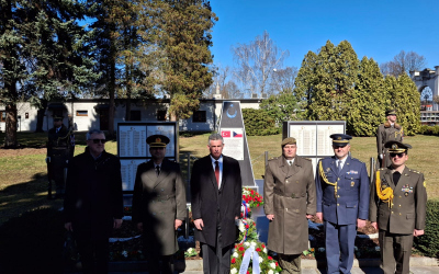 Velitel Správy letiště Pardubice u pomníku padlých vojáků