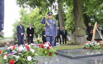 Zástupce velitele Správy letiště Pardubice, major Ing. Ladislav Hrabala u pomníku