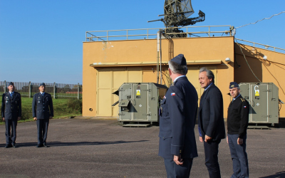 Ministra obrany Martina Stropnického doprovázel brigádní generál Petr Hromek (vpravo) a velitel Správy letiště Pardubice podplukovník Ivo Šťastný