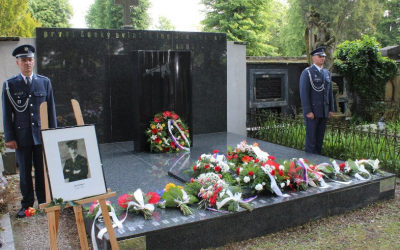 Hrobka Jana Kašpara s čestnou stráží vojáků Správy letiště Pardubice