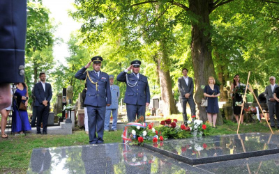 Zástupce velitele Správy letiště Pardubice major Ladislav Hrabala a vrchní praporčík Správy letiště Pardubice praporčík Ján Kormoš vzdávají poctu Janu Kašparovi.