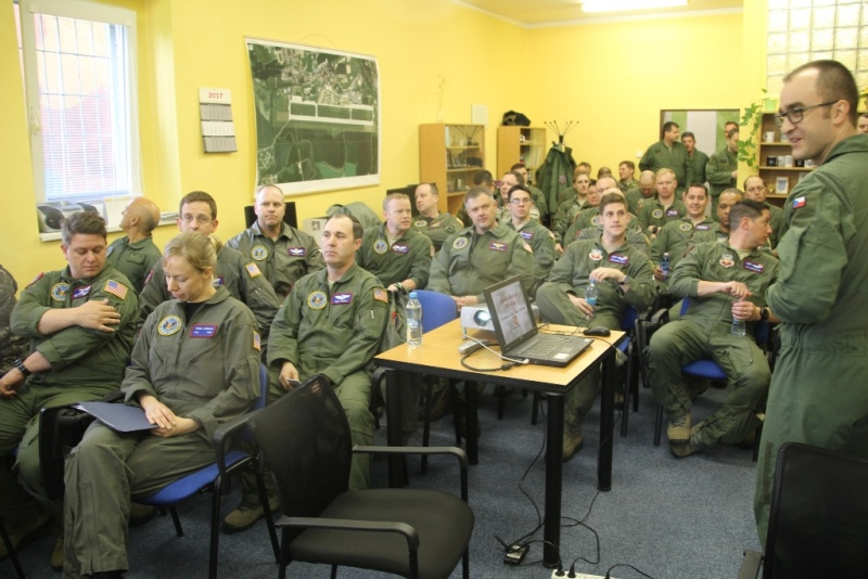 Úvodní briefing.