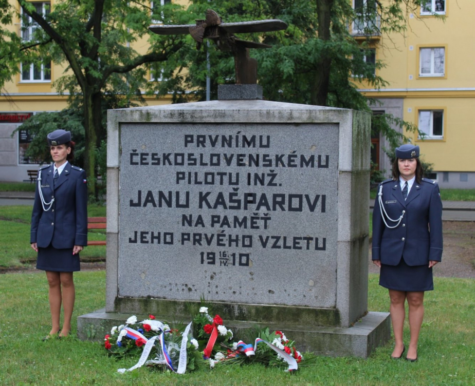cestna_straz_u_pomniku_ing._jana_kaspara.jpg