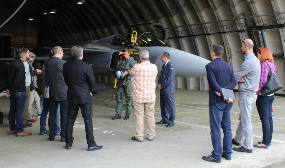 mjr._danek_predstavil_letoun_jas_39_gripen_a_povolani_vojenskeho_pilota.jpg