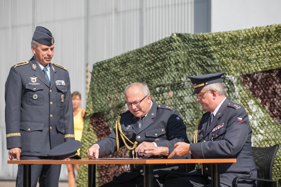 podpis_protokolu_o_predani_funkce_velitele_-_zleva_gen._hromek_novy_velitel_pplk._hatala_a_pplk._stastny.jpg