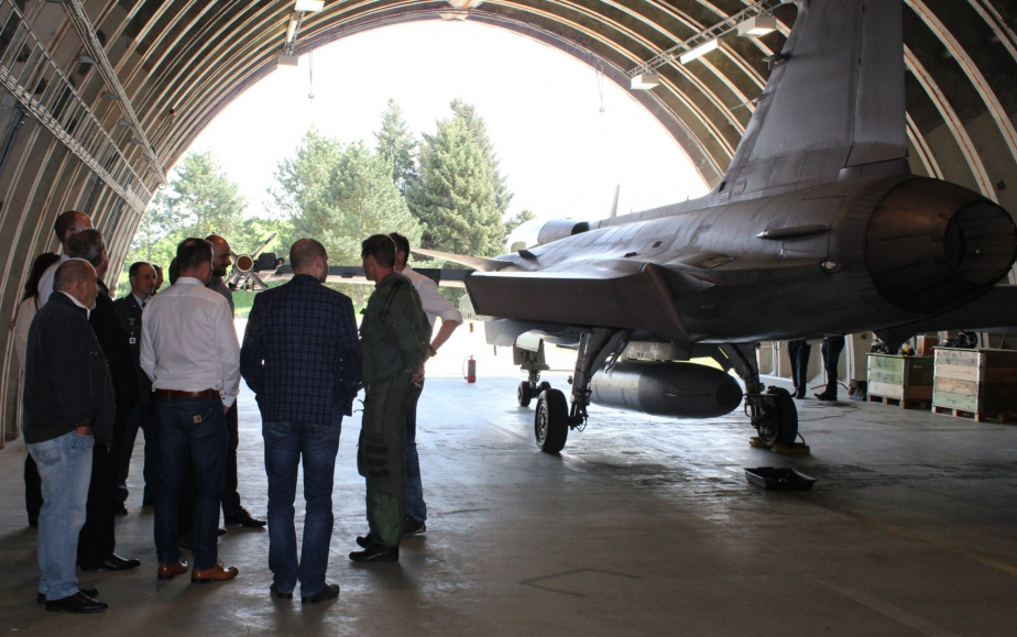 poslanci_hospodarskeho_vyboru_pri_prohlidce_letounu_jas_39_gripen_1.jpg