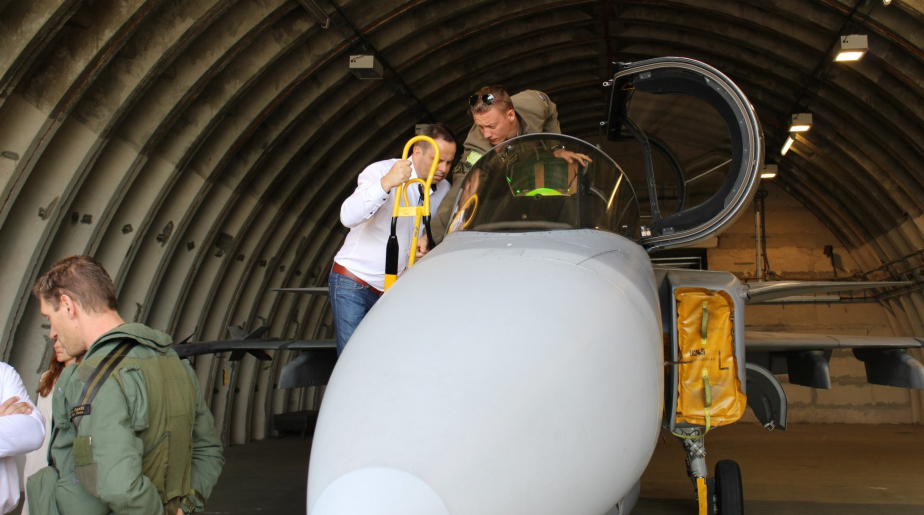poslanci_hospodarskeho_vyboru_pri_prohlidce_letounu_jas_39_gripen_3.jpg