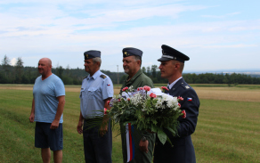 Příslušníci Správy letiště Pardubice u pomníku