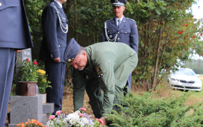 Velitel Správy letiště Pardubice při kladení věnce