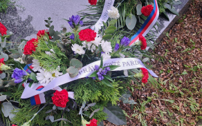 Příslušníci Správy letiště Pardubice u pomníku Jana Kašpara