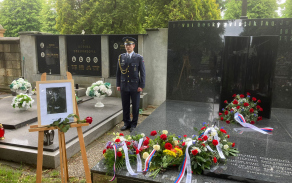 Příslušníci Správy letiště Pardubice u pomníku Jana Kašpara