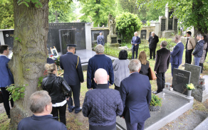 Příslušníci Správy letiště Pardubice u pomníku Jana Kašpara