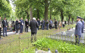 Příslušníci Správy letiště Pardubice u pomníku Jana Kašpara