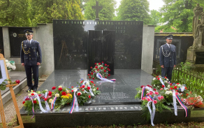 Příslušníci Správy letiště Pardubice u pomníku Jana Kašpara