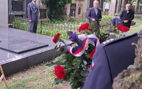 Příslušníci Správy letiště Pardubice u pomníku Jana Kašpara