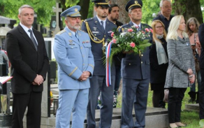 Hosté pietního aktu u hrobky Jana Kašpara.