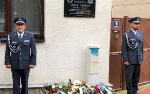 Čestná stráž příslušníků Správy letiště Pardubice u pamětní desky plk. Josefu Pardusovi