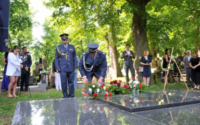 Příslušníci armády uctívají památku Jana Kašpara položením květin.