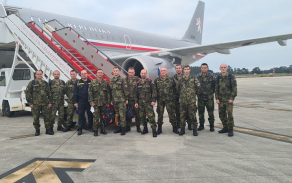airbus_a-319_pojmenovany_po_gen._ocelkovi_a_prislusnici_hasicske_jednotky_pri_ceste_ze_spanelska.jpg