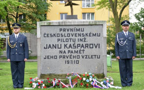 Čestná stráž u památníku Jana Kašpara