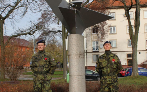 cestna_straz_u_pamatniku_letcum_a_parasutistum_na_dukelskem_namesti_2.jpg