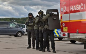 Příprava policie před vstupem do letounu.