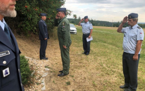 prislusnici_spravy_letiste_pardubice_vzdavaji_hold_plukovniku_janu_malovi.jpg