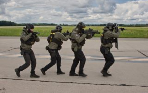 Taktický postup policie k internovanému letounu.