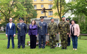 Společné foto účastníků pietního aktu u památníku Janu Kašparovi na Dukle.