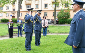 Velitel letiště podplukovník gšt. Radoslav Matula a jeho zástupce major Ladislav Hrabala vzdávají čest Janu Kašparovi. 