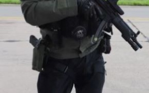 Zasahující policista.