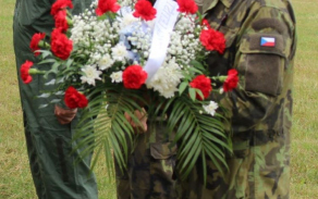 zleva_velitel_spravy_letiste_pardubice_a_nacelnik_stabu_pri_pietnim_aktu.jpg
